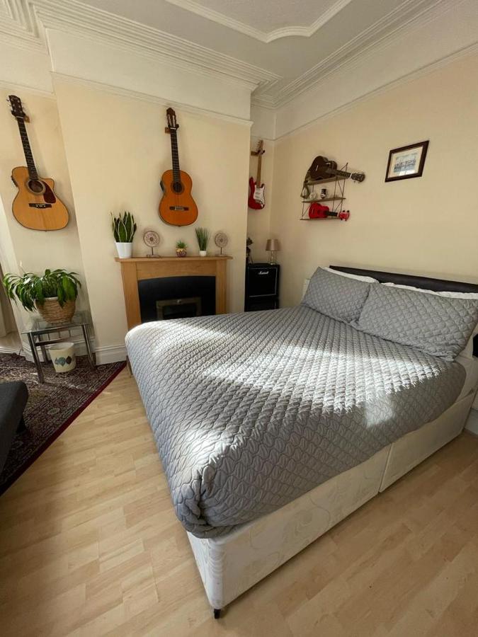 Room In Family Home Near Penny Lane Liverpool Ngoại thất bức ảnh